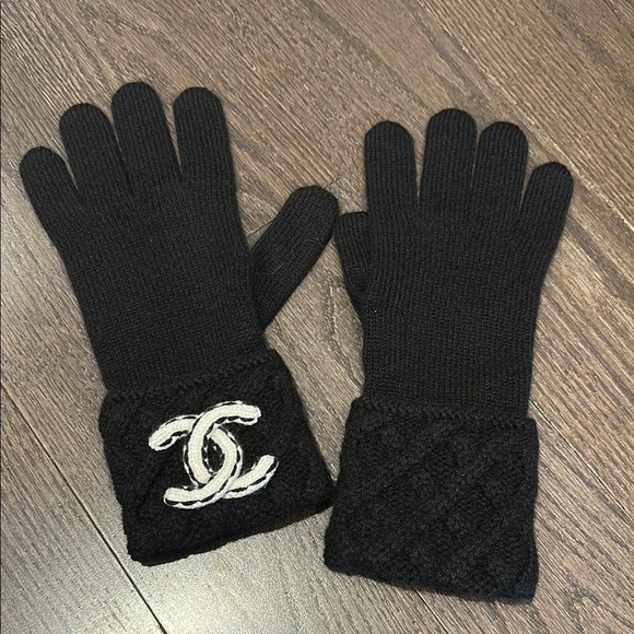 CHANEL Accessories - Chanel black cashmere gloves